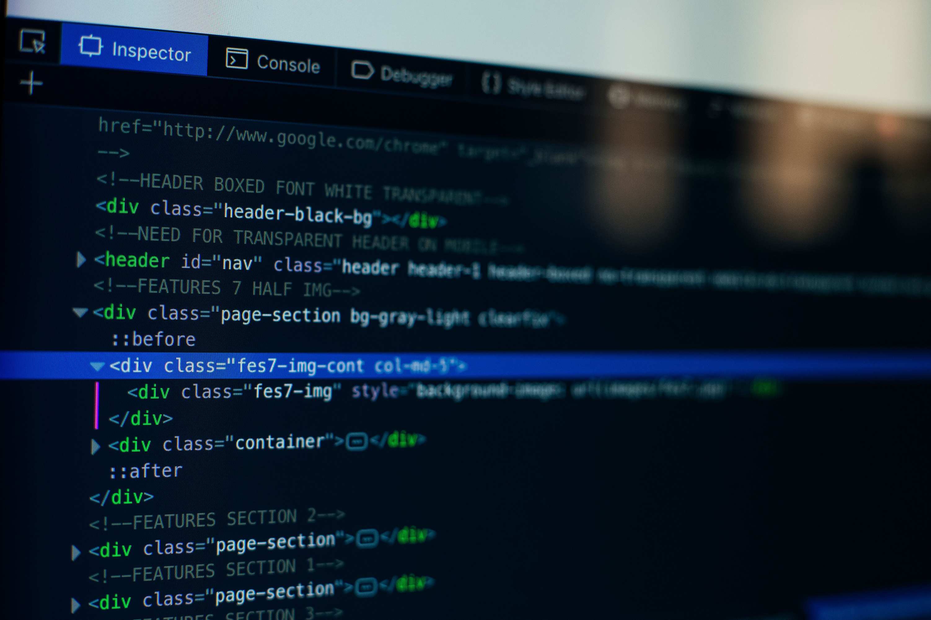 มุมมองจากด้านบนของหน้าจอที่แสดงโค้ด HTML